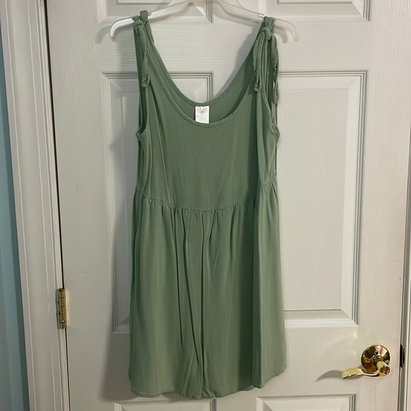 Green Shoulder Tie Dress - Picture 2 of 6